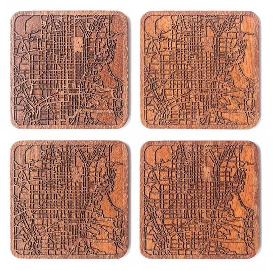 Tavoli di lavoro con panno di legno di sapeli, 4 pezzi, con mappa urbana, diverse città disponibili, manufatti a mano