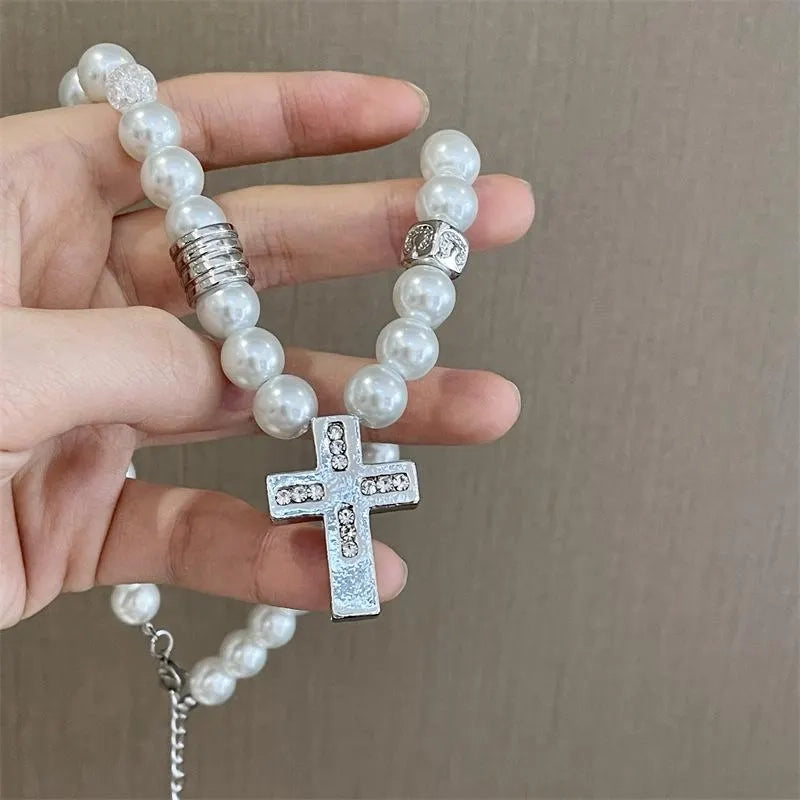 Collana vintage barocca con croce di perle fatta a mano, regalo di Natale o di compleanno.