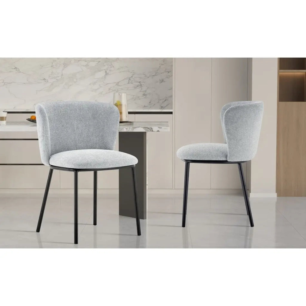 Sedia ARTHUS – Tessuto grigio chiaro con piedi in metallo nero – H76 × L52 × P54 cm