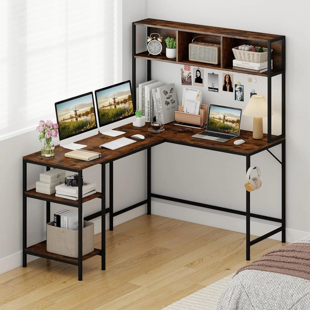 Scrivania a Forma di L in Legno con Libreria, Mensole Laterali e Gancio, Telaio Metallico, Scrivania per Computer Angolare con Piedini Antiscivolo Regolabili per Studio e Ufficio (Marrone)