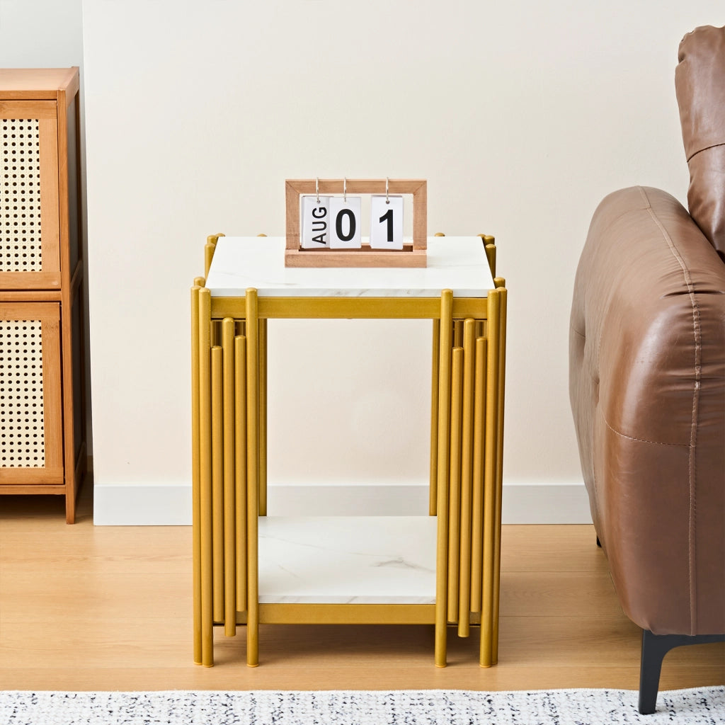 Comodino con 2 ripiani in MDF e metallo effetto marmo bianco e oro per camera da letto e soggiorno 43 × 40 × 55 cm