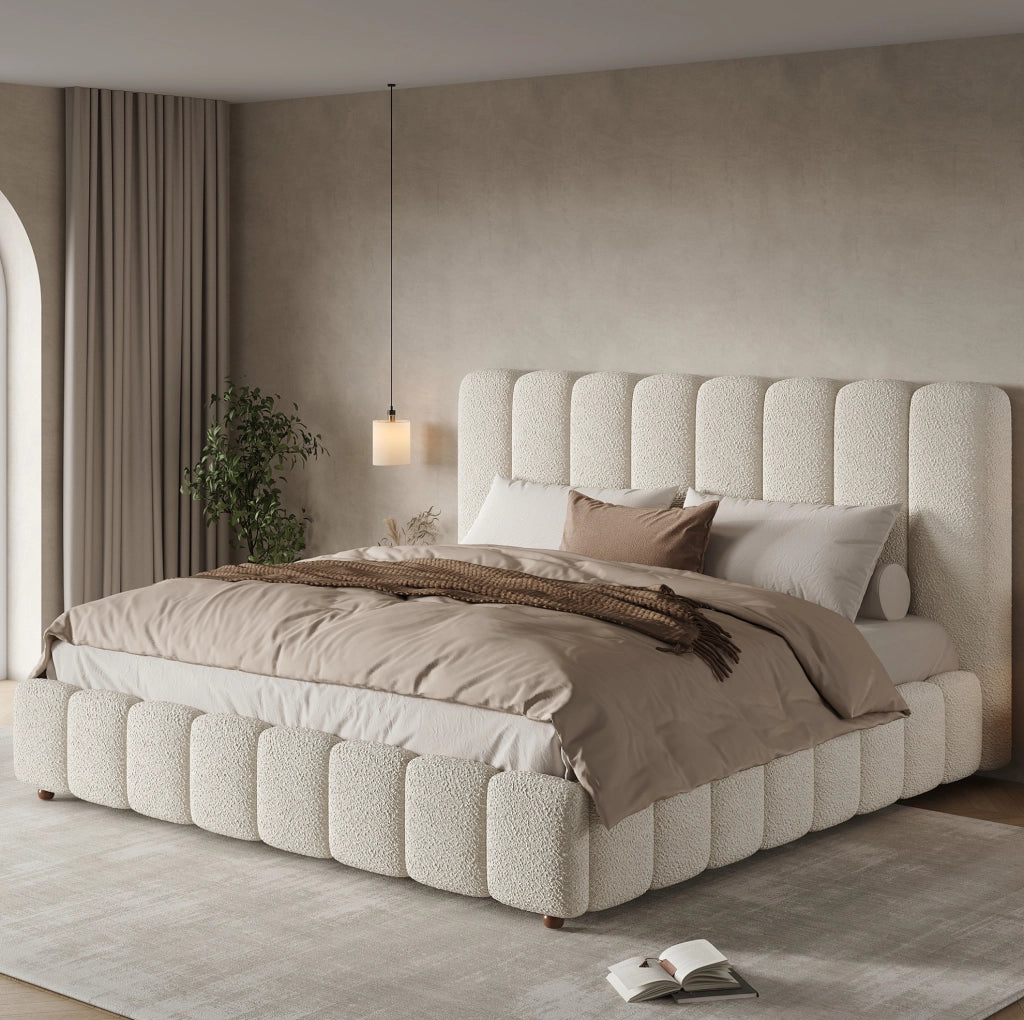 Letto matrimoniale imbottito con contenitore idraulico; rivestimento in bouclé bianco
