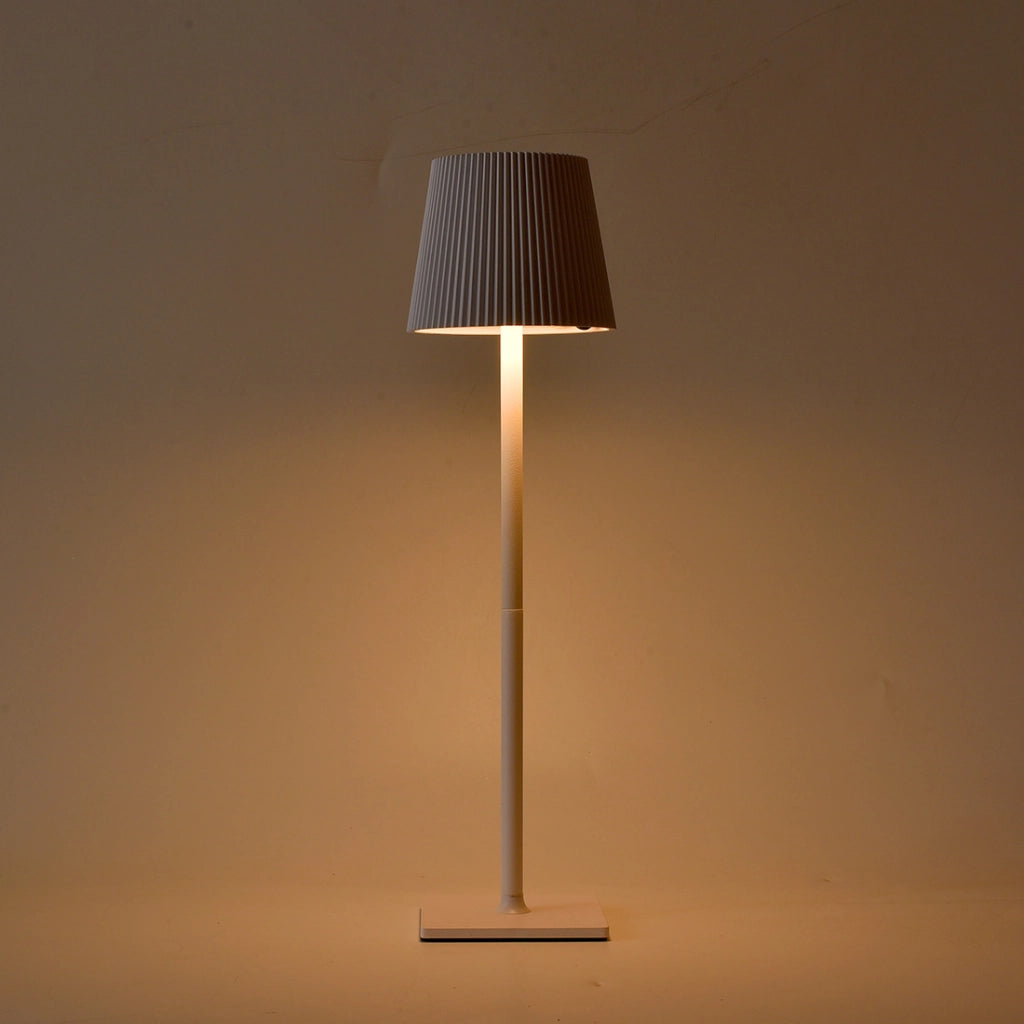LAMPADA LED BIANCA RICARICABILE DA TAVOLO CON PARALUME PLISSETTATO ALIMENTAZIONE SOLARE E USB - 3 TEMPERATURE COLORE E DESIGN ELEGANTE PER RISTORANTI BAR E HOTEL