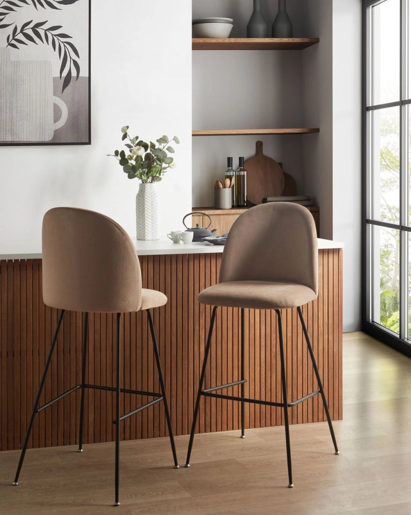 Set di 2 sedie da bar Tappezzeria in velluto beige Taupe Telaio in acciaio nero Seduta ad altezza banco Mobili da sala da pranzo Glam Design