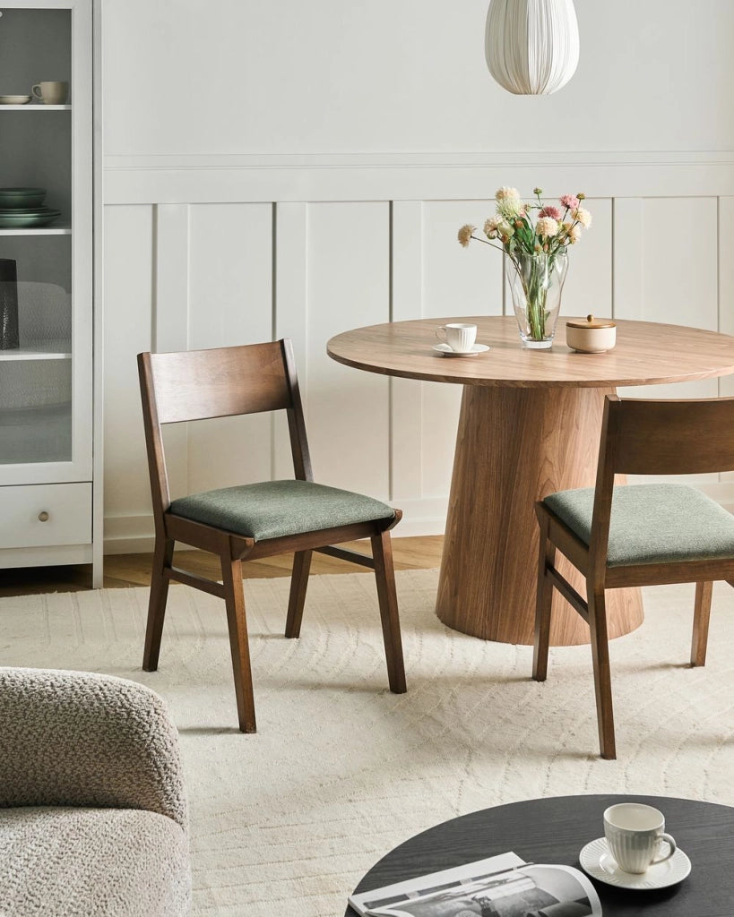 Set di 2 sedie da pranzo con struttura in legno di gomma marrone e verde scuro seduta in tessuto senza braccioli design retrò e tradizionale