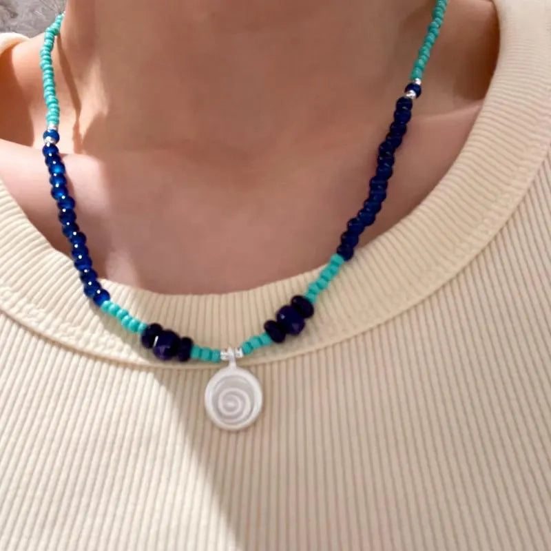 Collana con ciondolo a forma di conchiglia in pietra naturale: gioielli boho con perline