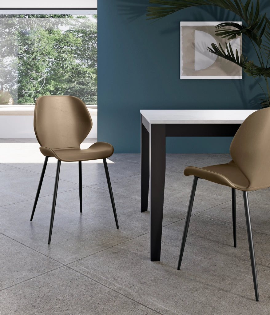 Sedia da pranzo Diana con seduta in soft-touch sabbia e gambe in metallo nero, design vintage moderno - Sedia living di alta qualità