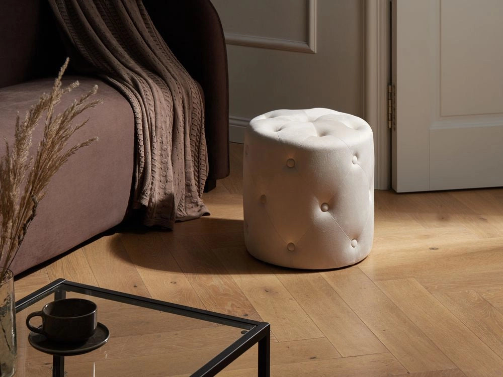 Pouf elegante in velluto di colore bianco sporco trapuntato stile classico moderno