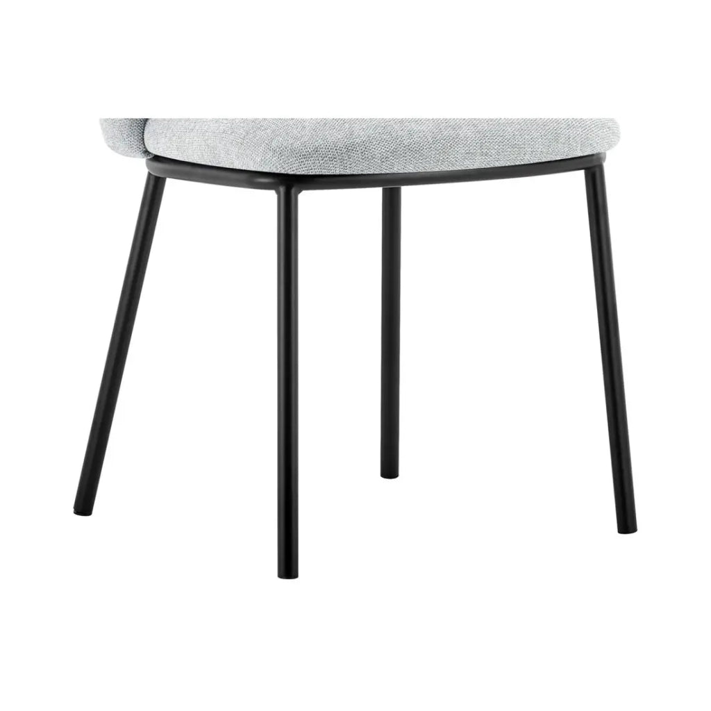 Sedia ARTHUS – Tessuto grigio chiaro con piedi in metallo nero – H76 × L52 × P54 cm