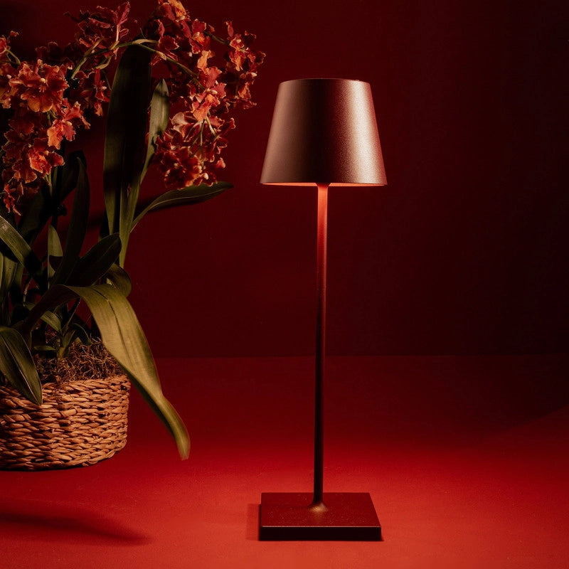 Lampada a led da tavolo Poldina Pro Bordeaux ricaricabile e dimmerabile con batteria fino a 12 ore. Da uso esterno IP65
