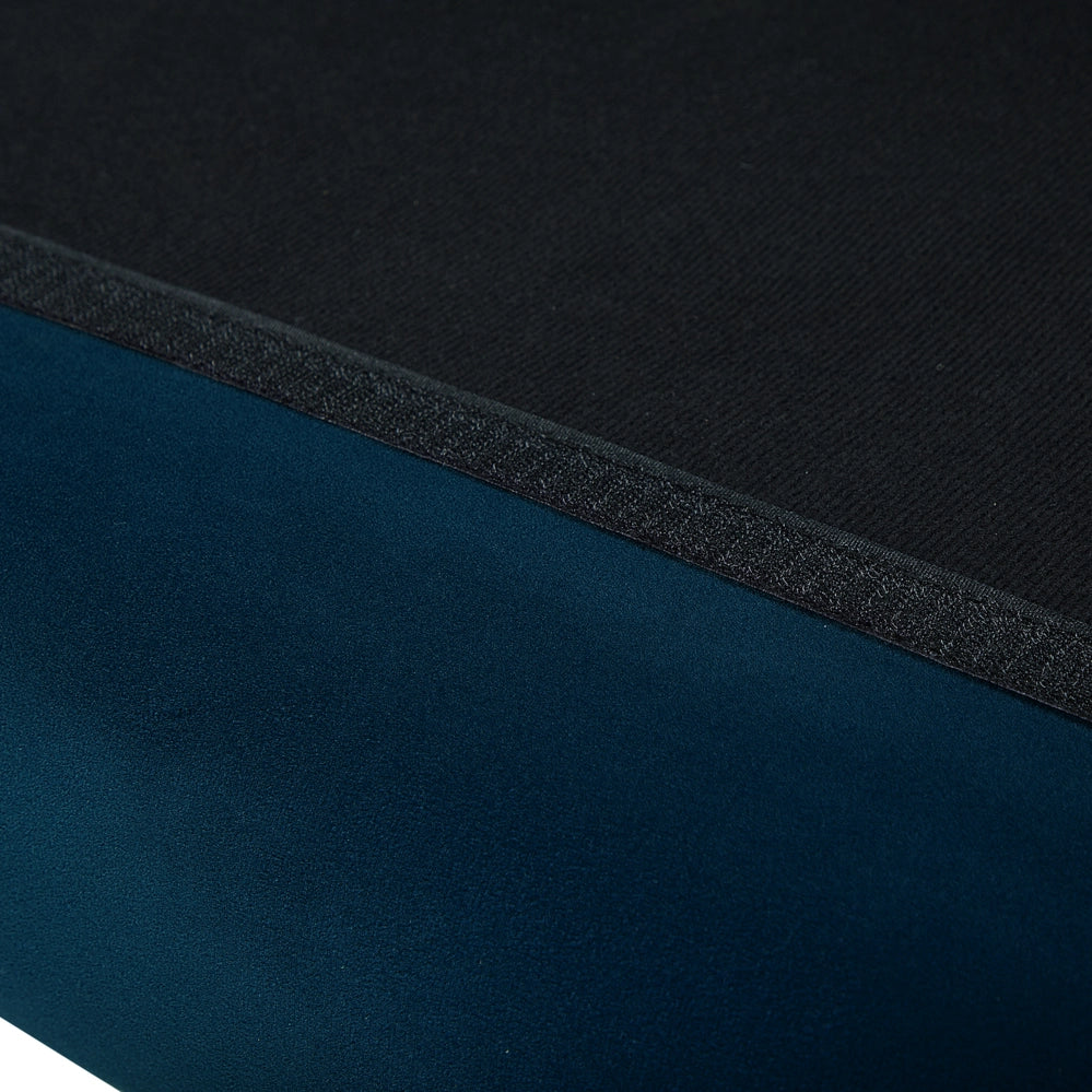 Divano in velluto blu navy a 3 posti con schienale capitonnè imbottito con gambe in legno