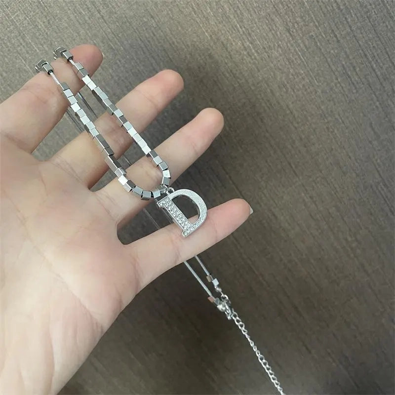 Collana con lettera in zirconi microintarsiati, realizzata a mano: regalo di Natale o di compleanno.