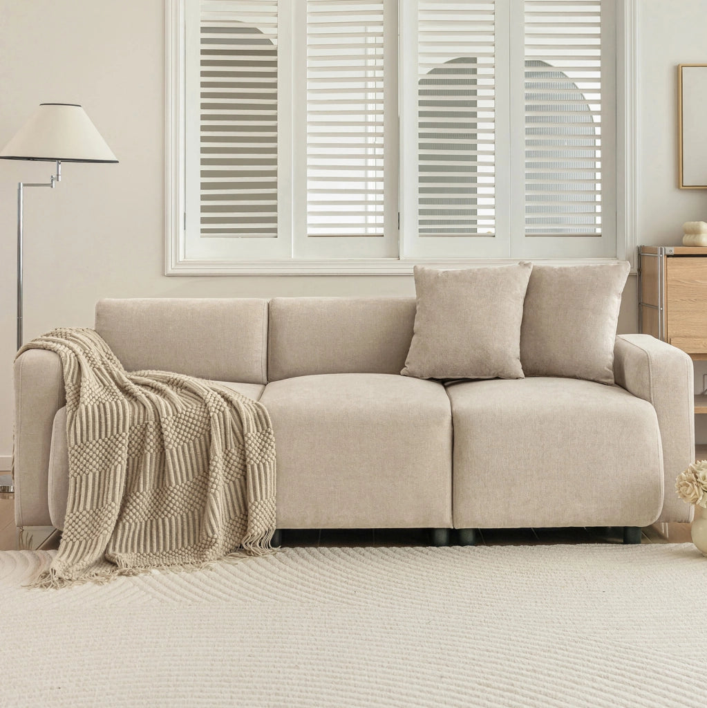 Divano 3 posti ULEVR 211 cm in ciniglia beige con 2 cuscini, schienale alto e braccioli arrotondati