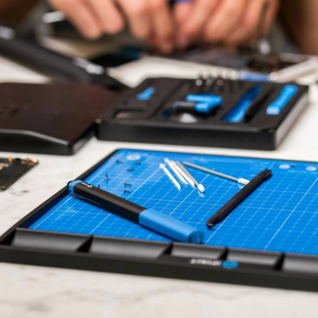 IFixit EU145491-1 FixMat Tappetino Magnetico Impilabile Antistatico con Stilo 30x25 cm colore Nero Blu Bianco