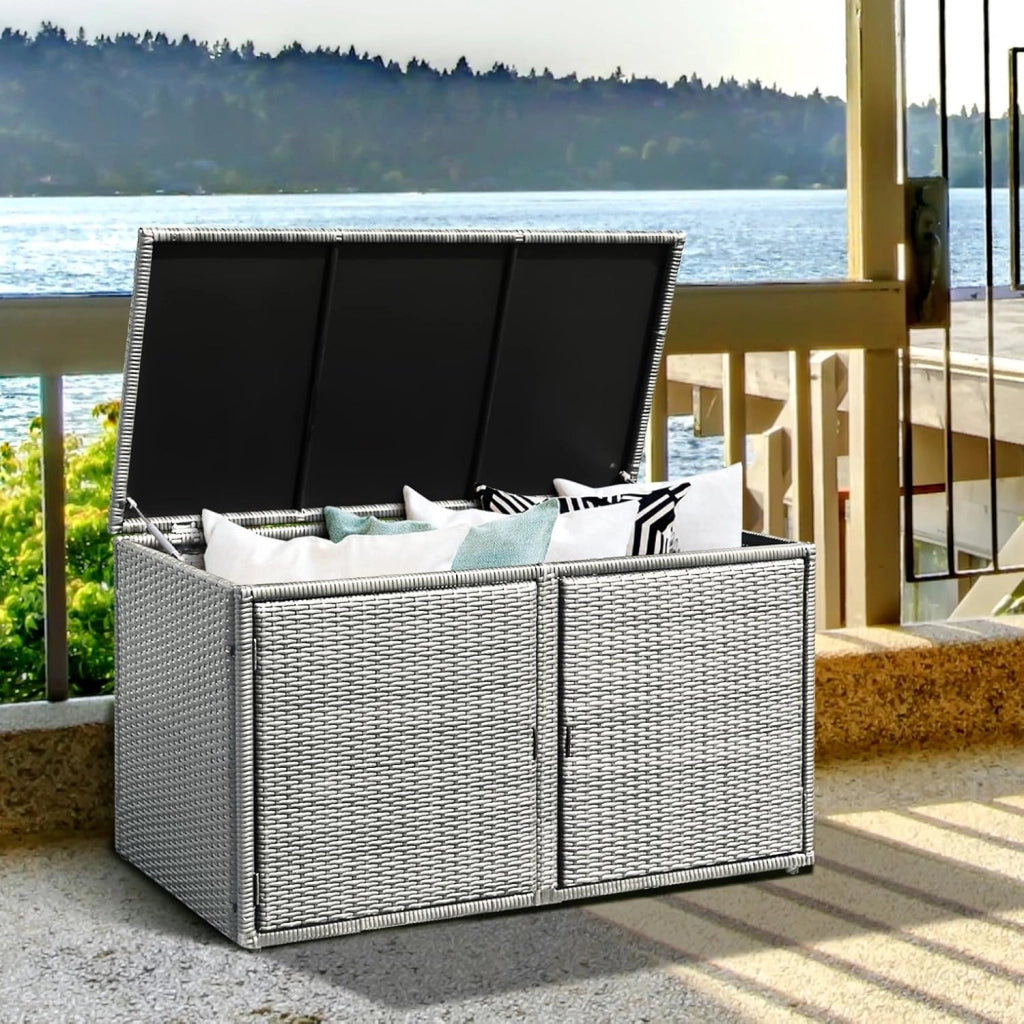 Cassapanca Contenitore da Esterno da 330L in Rattan, Telaio in Acciaio, Baule da Giardin Resistente ai Raggi UV, Mobile Balcone Impermeabile a 2 Ripiani per Cortile, 115x60x65 cm (Grigio)