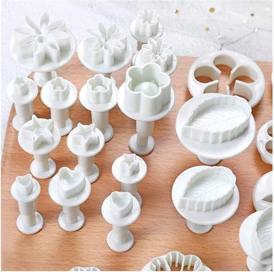 Fondant Uitsteekvormpjes per 33, perfezione per modelli di fiori, farfalle, stelle, cuori e foglie per torte e dolci.