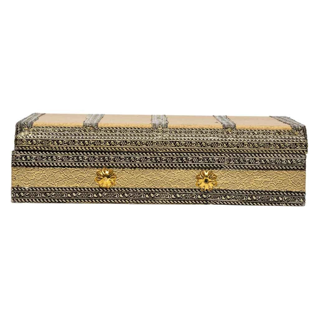 Portagioie in metallo dorato sbalzato 20x20x5h