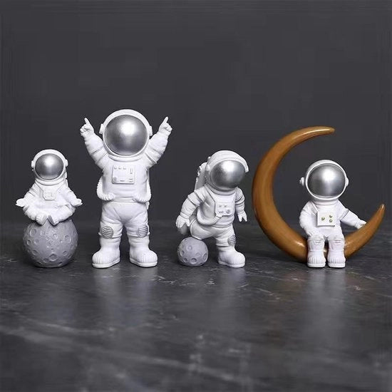 Set di figure astronauti da 4 - Decorazione spaziale per ufficio, tavolo e auto | Figure di decorazione spaziale in cera | Regalo per bambini e adulti (argento - 4)