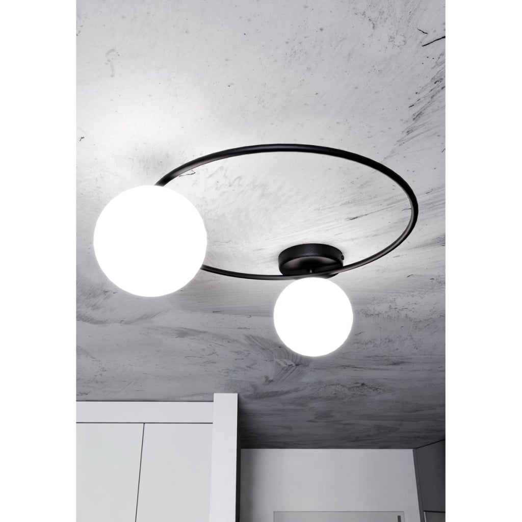 Lampada da soffitto SOPRA con struttura in acciaio nero e sfere in vetro opale