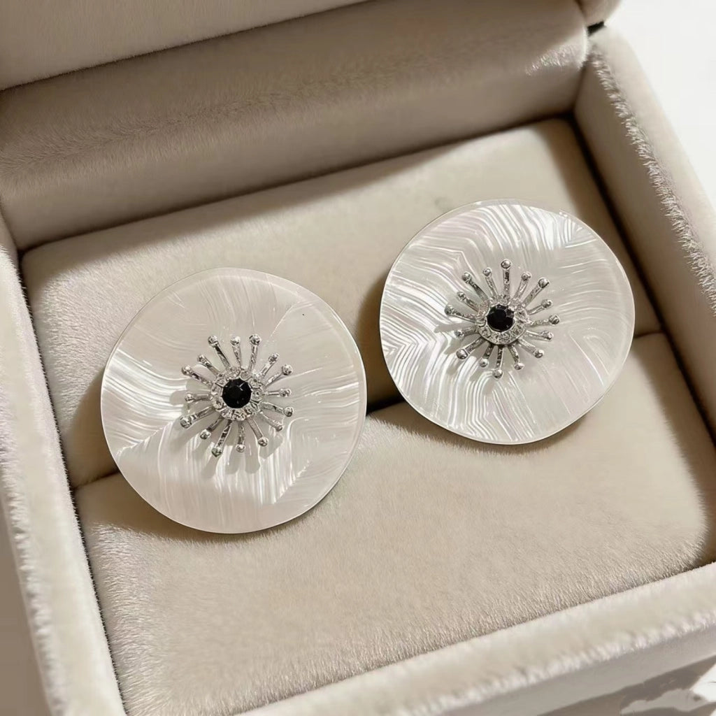 Orecchini a lobo esageratamente grandi a forma di fiore con strass dalla texture a conchiglia, orecchini lussuosi e sofisticati per la moda del 2025.