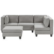 Divano componibile 4 posti imbottito in tessuto grigio chiaro con gambe nere schienale imbottito lato sinistro con pouf stile moderno