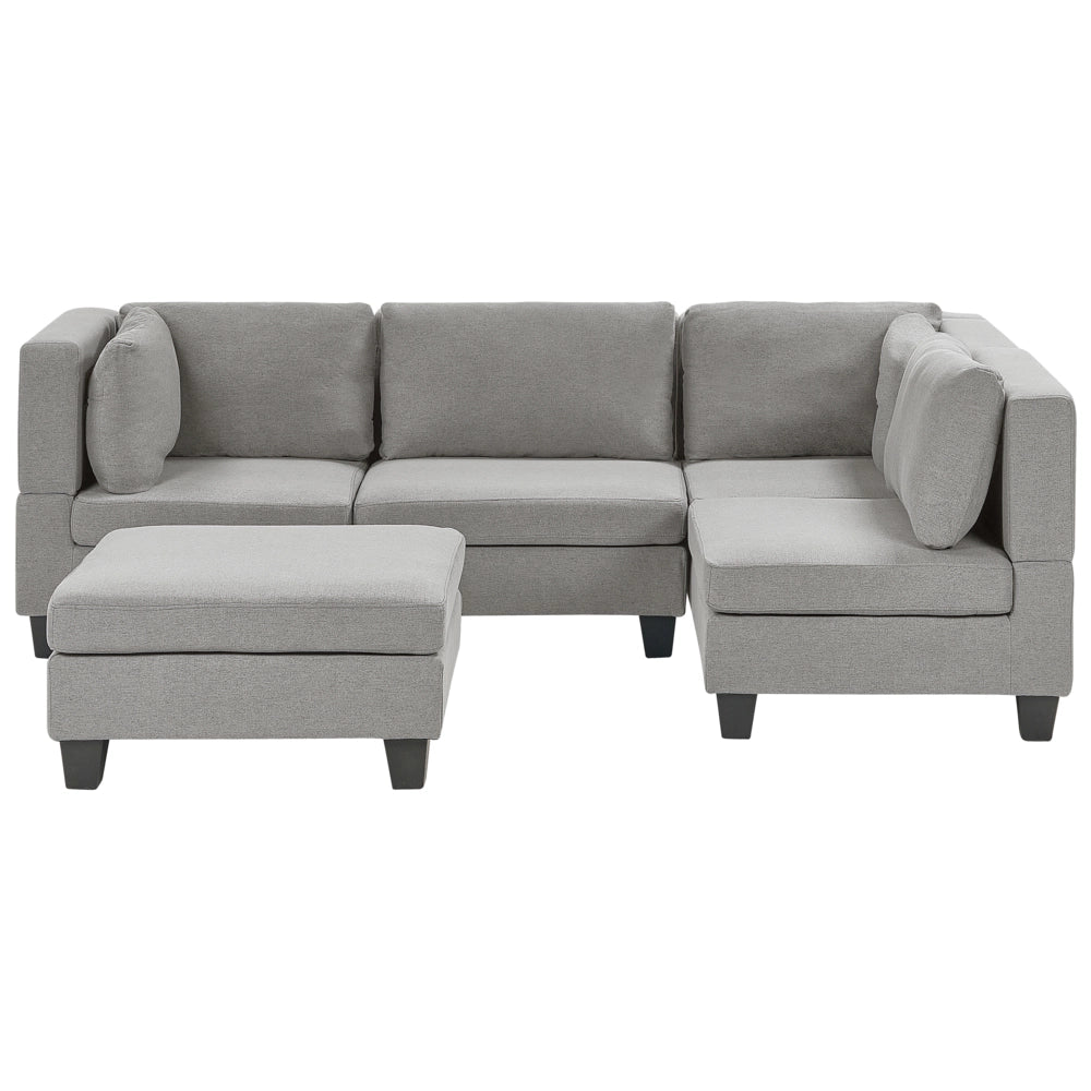 Divano componibile 4 posti imbottito in tessuto grigio chiaro con gambe nere schienale imbottito lato sinistro con pouf stile moderno