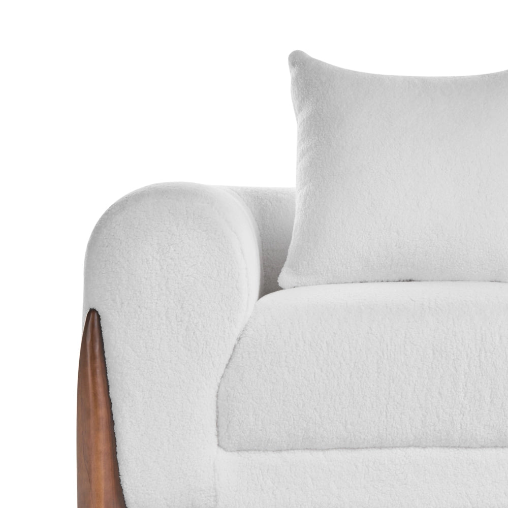 Divano a due posti con rivestimento in tessuto bouclè bianco con braccioli e gambe in legno stile moderno