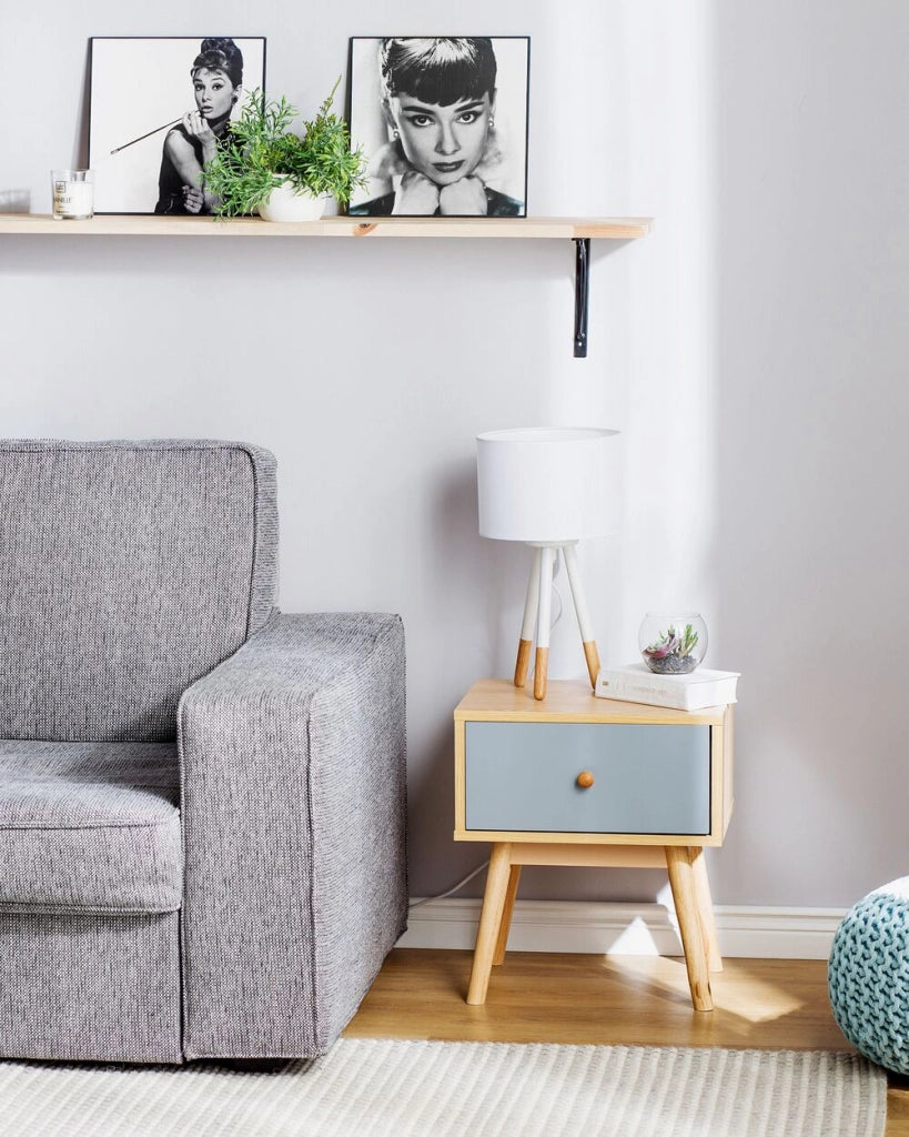 Comodino in legno chiaro con 1 cassetto grigio in legno prodotto dal design scandinavo