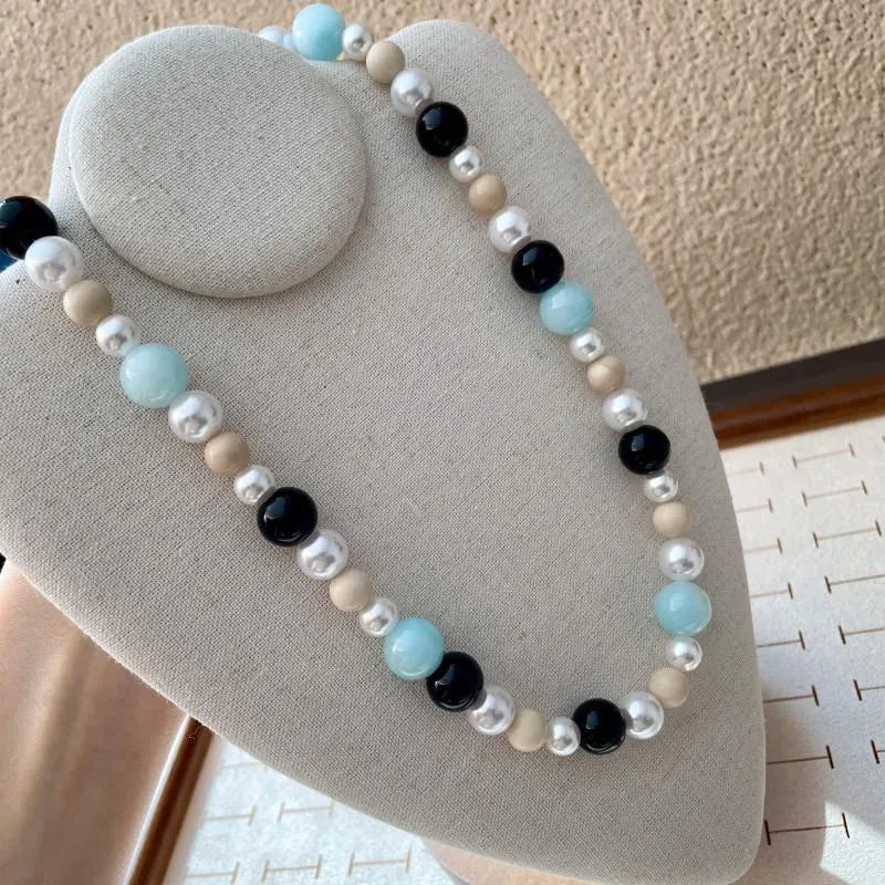 Collana fatta a mano con pietre naturali, perle blu e cristalli, regalo di Natale o di compleanno.