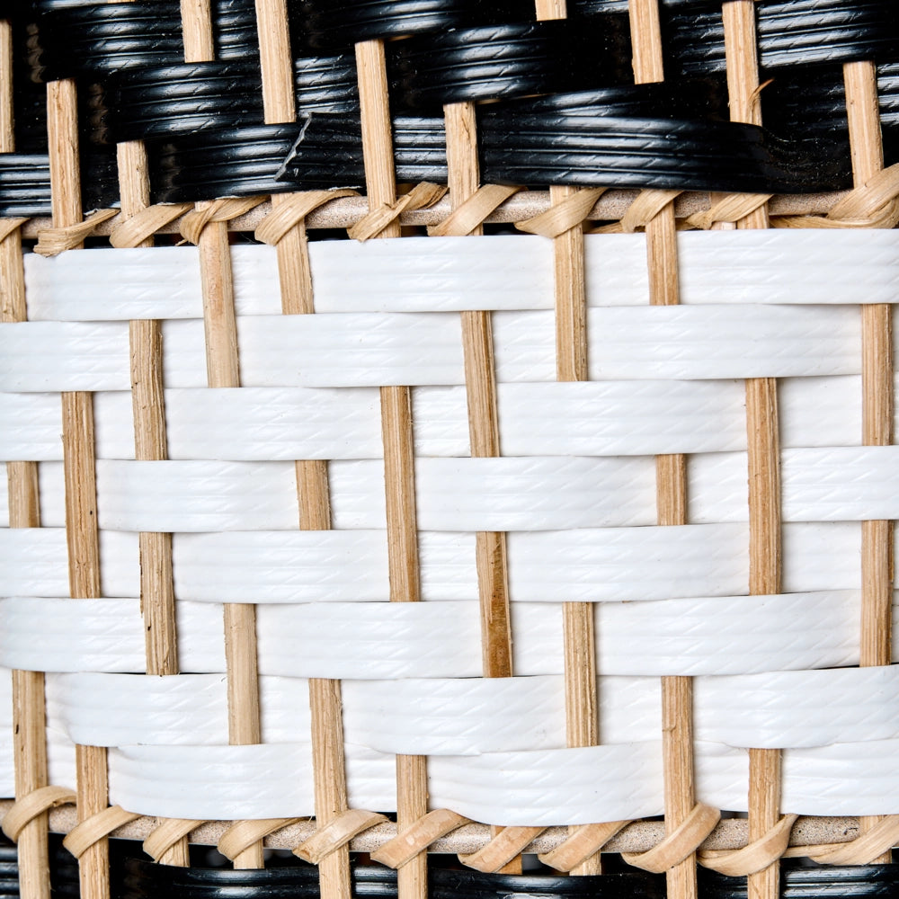 Lampada a sospensione con paralume in rattan bianco e nero intrecciato struttura in ferro stile boho