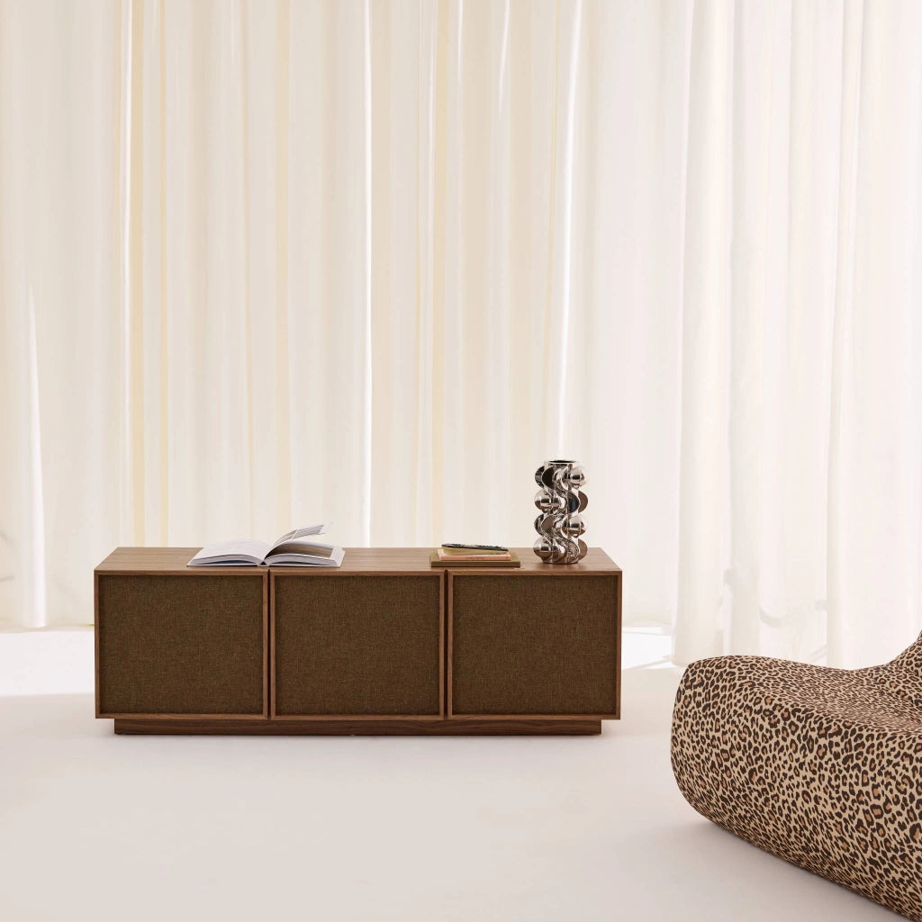 Mobile tv decorativo in legno e tessuto 3 ante, 140 cm, noce