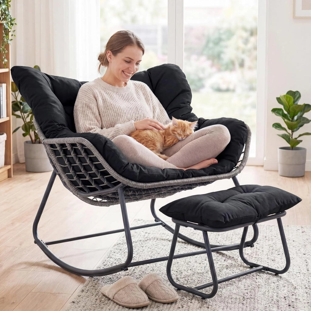 Sedia a Dondolo da Interno ed Esterno, Poltrona a Dondolo con Poggiapiedi e Cuscini Rimovibili, Poltrona Relax in Rattan con Telaio in Metallo per Soggiorno e Giardino, Portata 150 kg (Nero)