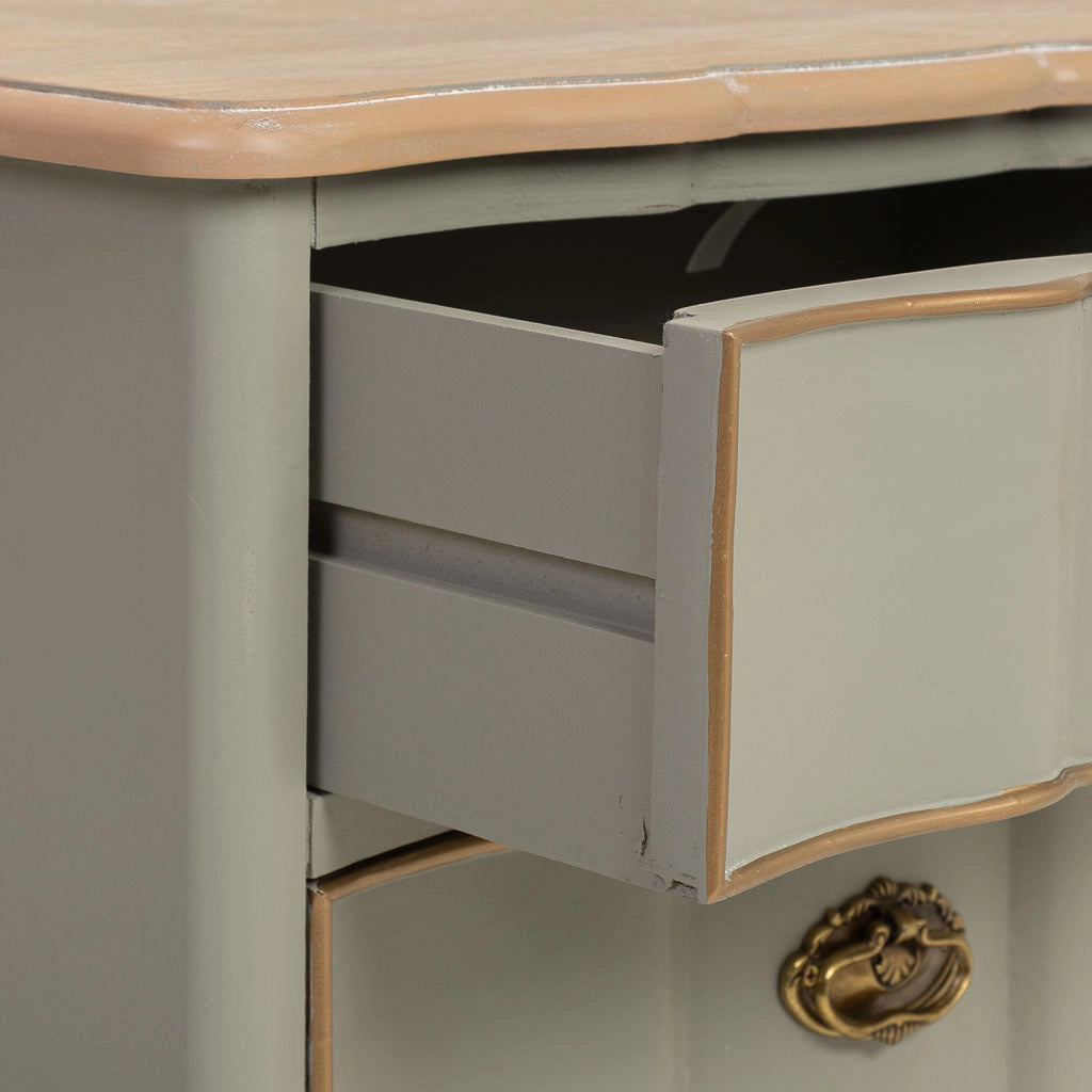 Tavolo in legno laccato verde invecchiato con 3 cassetti 50x35x60