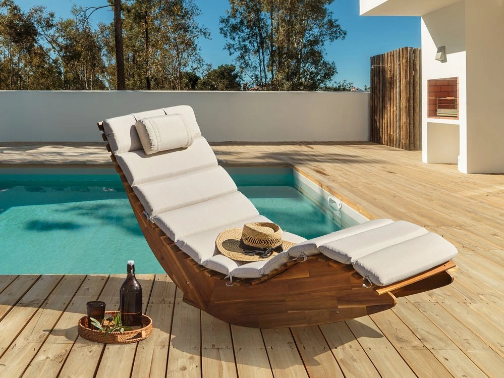 Lettino prendisole in legno di acacia Cuscino beige chiaro a doghe Design a dondolo Forma curva