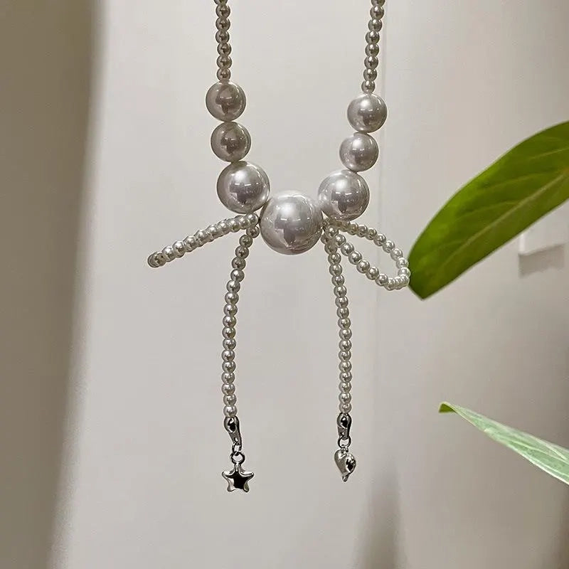 Collana con fiocco grande e perle, realizzata a mano, regalo di Natale o di compleanno.