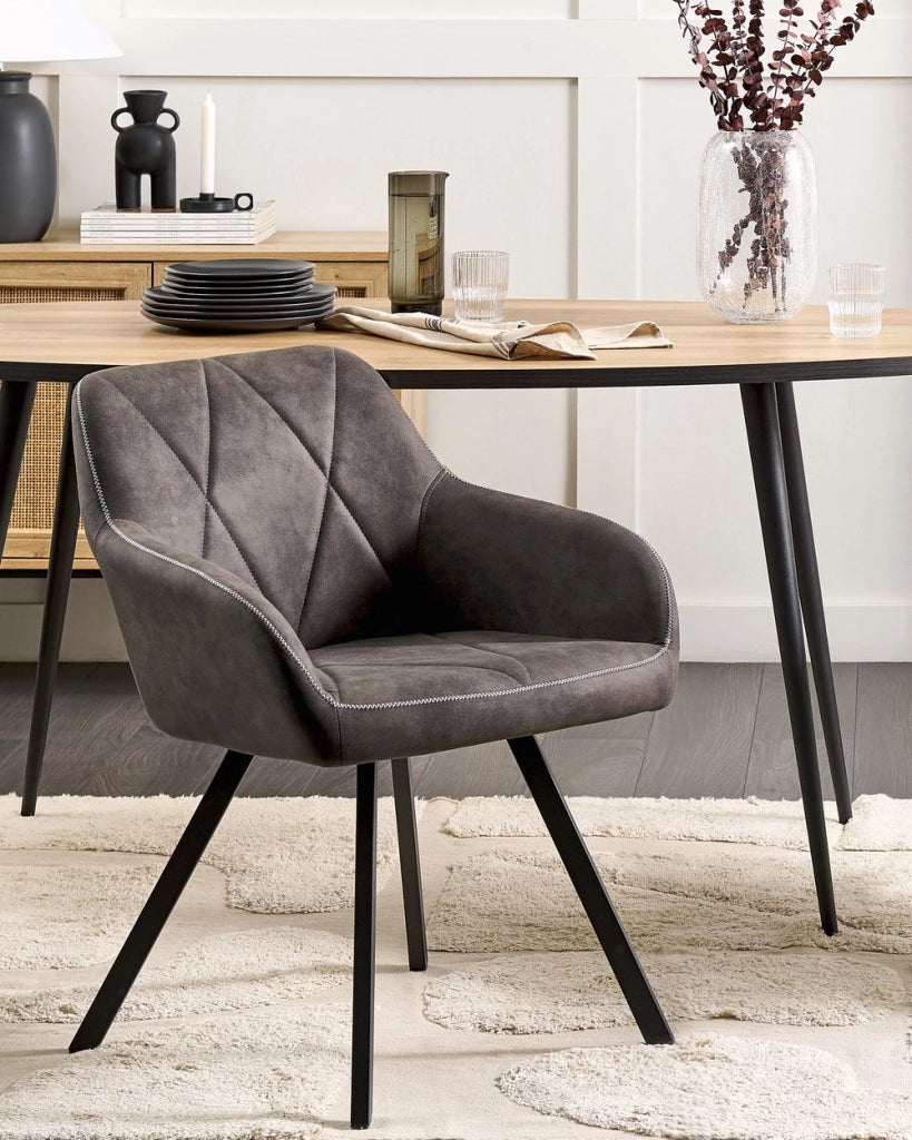 Set di 2 sedie da pranzo in tessuto grigio con braccioli schienale trapuntato gambe in metallo Nero retrò di transizione