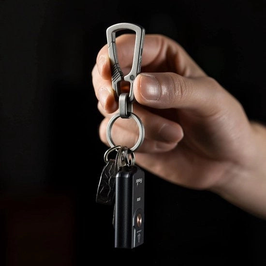 Organizzatore di chiavi con clip di fissaggio in titanio, chiusura rapida e anello per chiavi, ideale per uso all'aperto, modello KM04