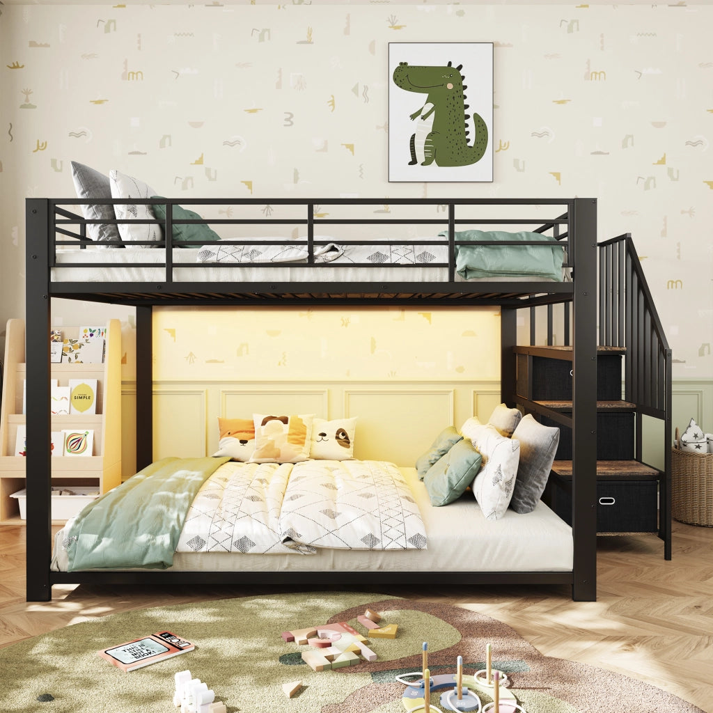 Letto a castello 140x200 cm in metallo e MDF con scala contenitore; LED e prese; nero