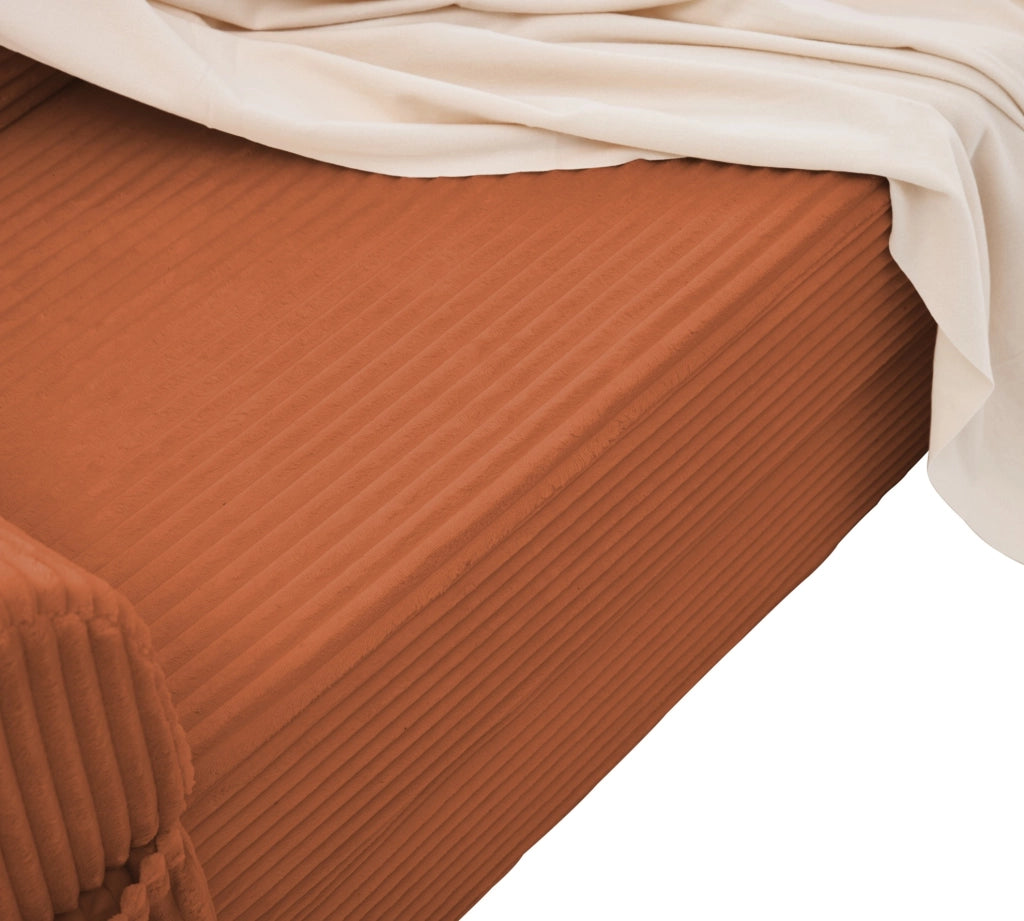 Divano letto due posti convertibile arancione imbottito in tessuto a coste per ambienti compatti