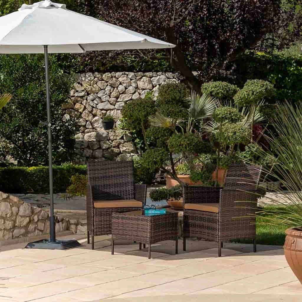 Set tavolo marrone e 2 poltrone
