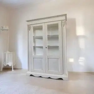 Vetrinetta Alberta in legno 2 ante bianco anticato con rilievo