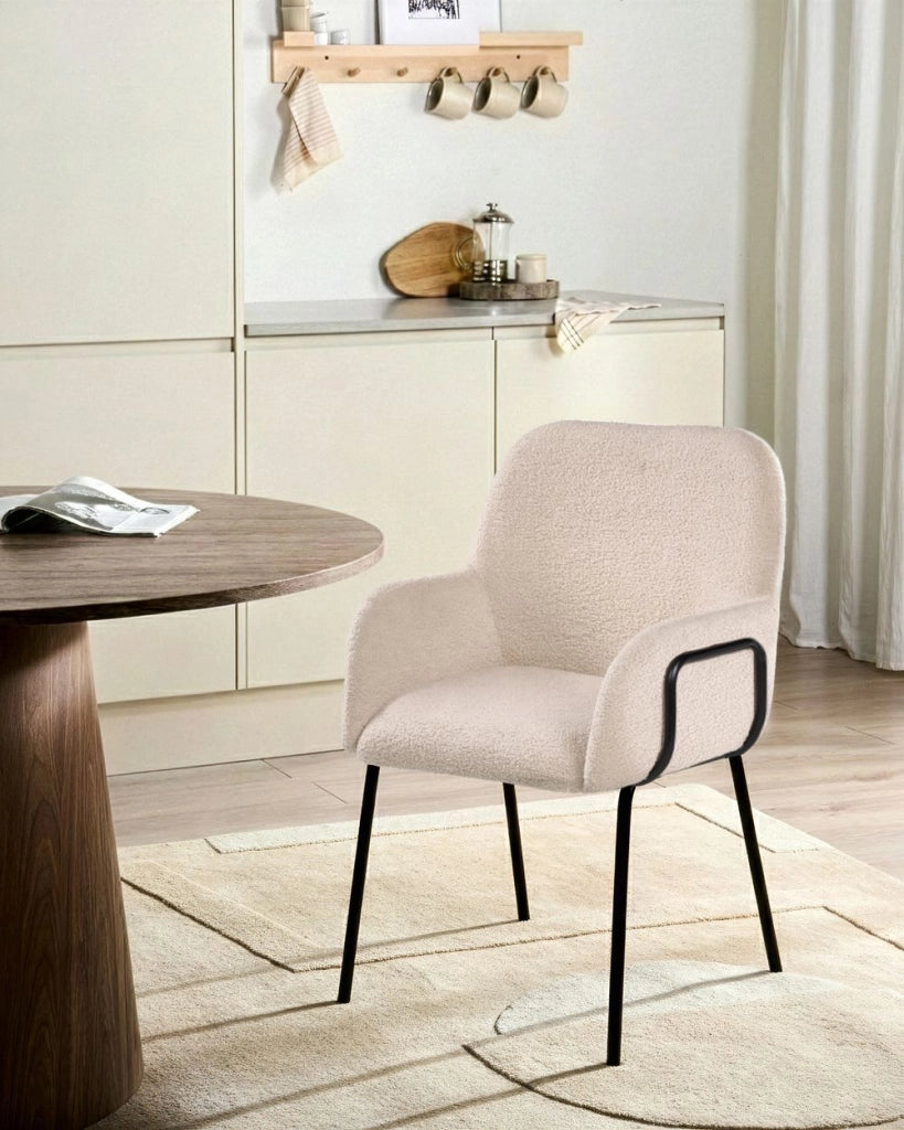 Sedia da sala da pranzo Rivestimento bouclé beige chiaro Base nera Struttura in ferro Design retrò