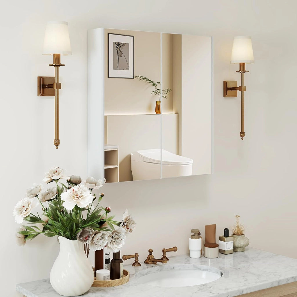 Armadietto da Bagno con Specchio a 2 Ante, Mobiletto da Parete Pensile con Mensola Regolabile, Mobile Bagno Sospeso con Specchiera 65 x 62 x 11 cm, Bianco