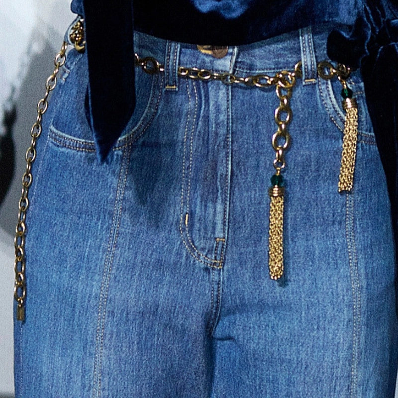 Nuova cintura in denim con catena a nappine, dal design minimalista e sofisticato.