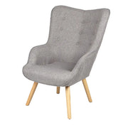 Poltrona da salotto in tessuto grigio chiaro con piedi in legno collezione ENJOY. Stile scandinavo.