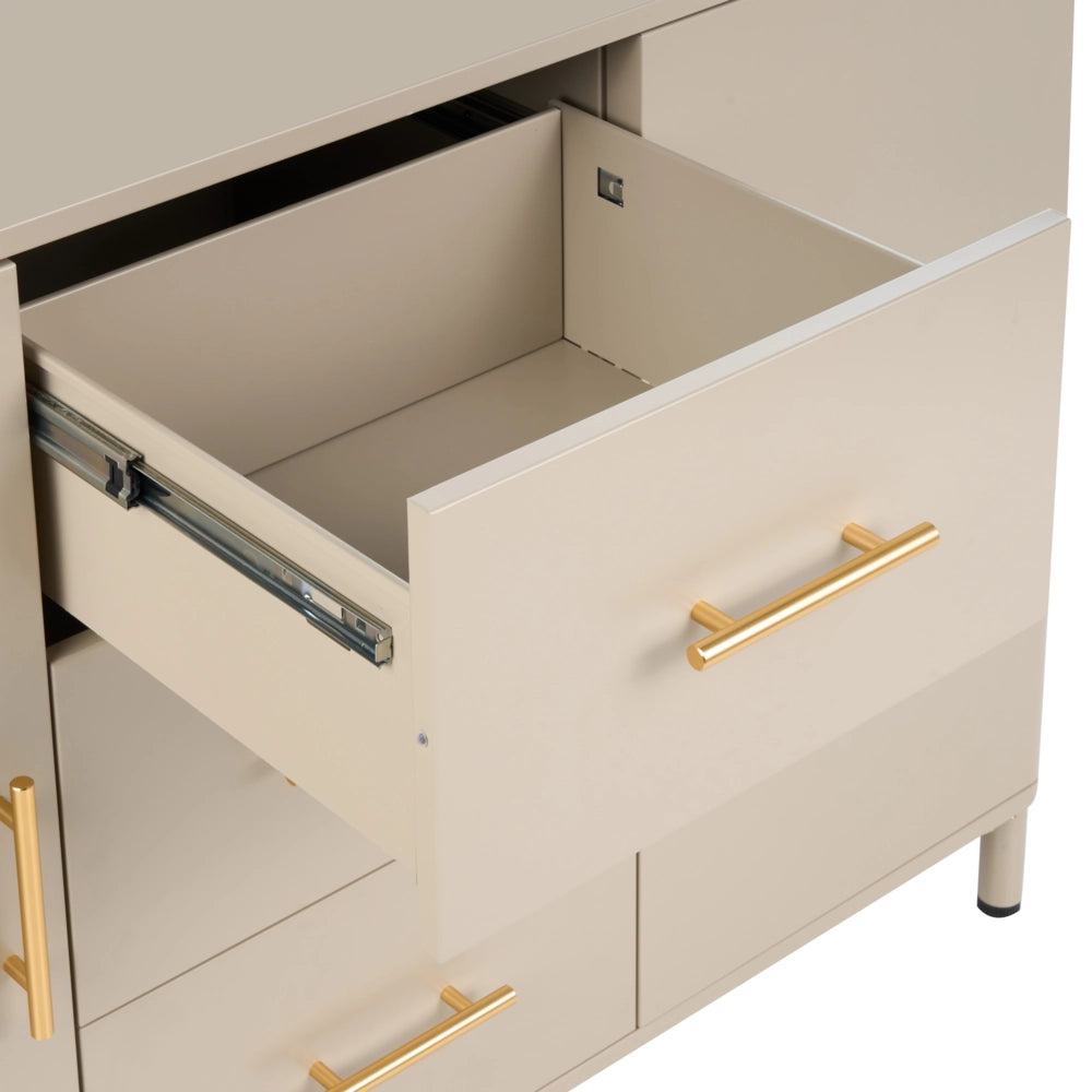 Credenza in acciaio color beige con cassetti, angoli arrotondati e maniglie dorate