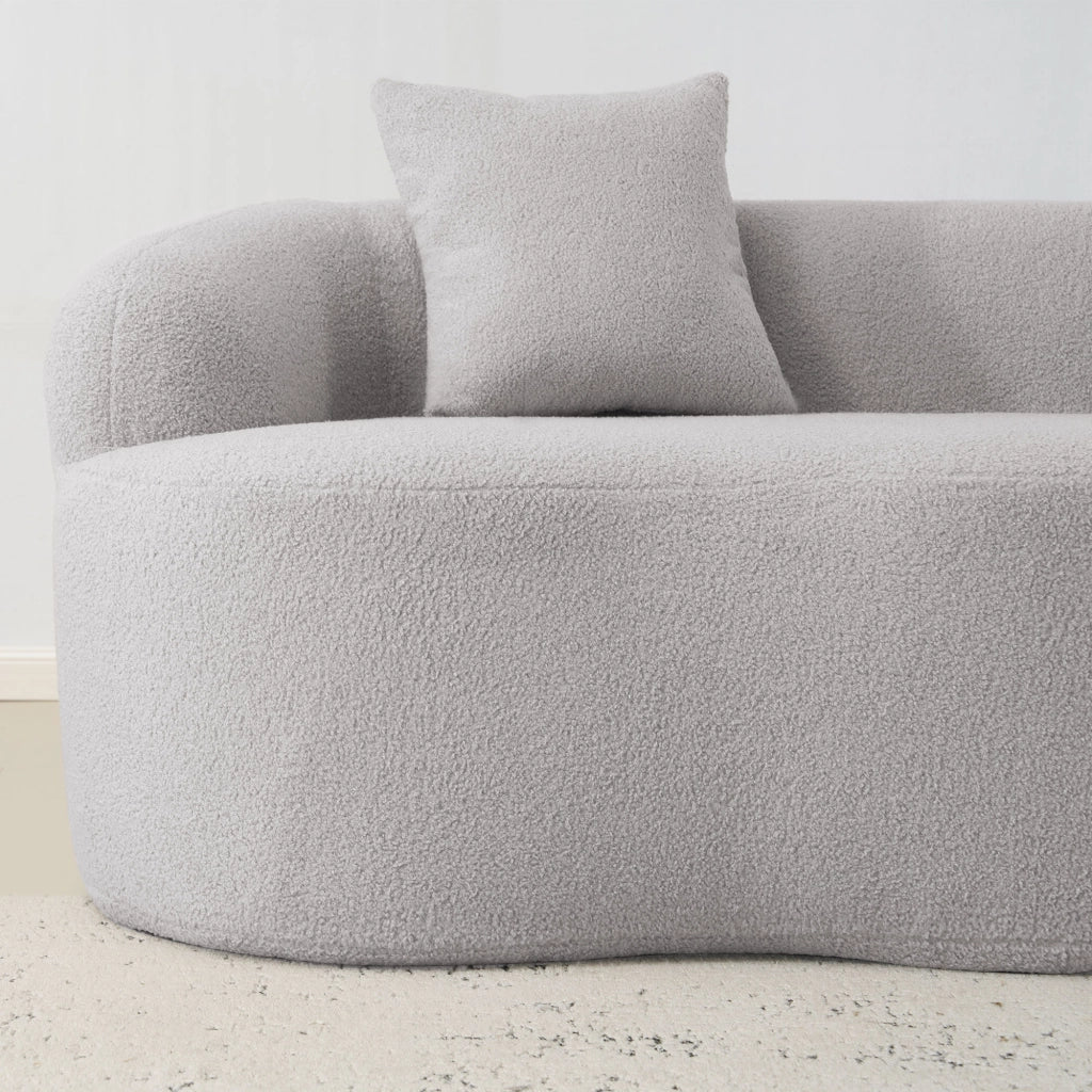 Divano a due posti curvo con cuscini e braccioli arrotondati in schiuma e molle, stile moderno, grigio chiaro