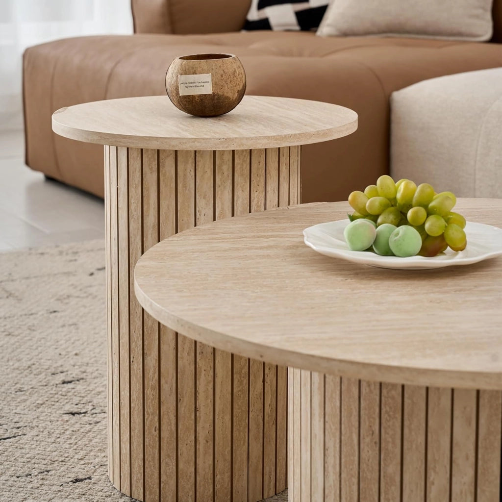 GrandCA HOME - Set di 2 Tavolini Rotondi da Caffè, Tavolino Rotondo da Divano, Piano in MDF con Base a Doghe in Legno, Ideale per Soggiorno e Ufficio (Travertino gialloe)