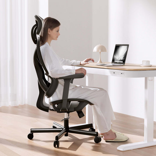 Sedia da ufficio ergonomica con regolazione di poggiatesta, braccioli e schienale, max 150 kg