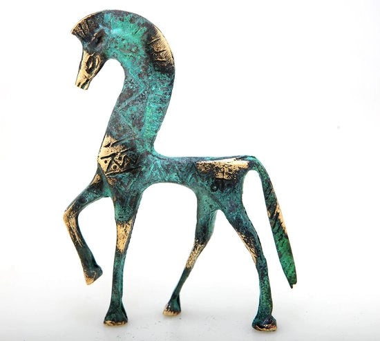 Riproduzione di un bassorilievo di un cavallo in bronzo dell'epoca geometrica nel museo antico greco (123)